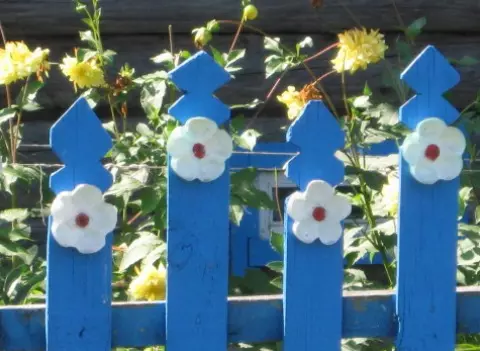 Jak ozdobit plot v zemi? Dekorace, dekorace plotu s vlastními rukama