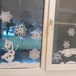 Како да направите новогодишен декор во целиот прозорец?