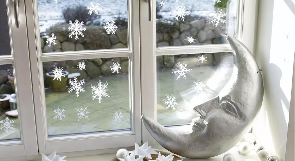 Bagaimana untuk membuat hiasan Tahun Baru di semua tingkap?