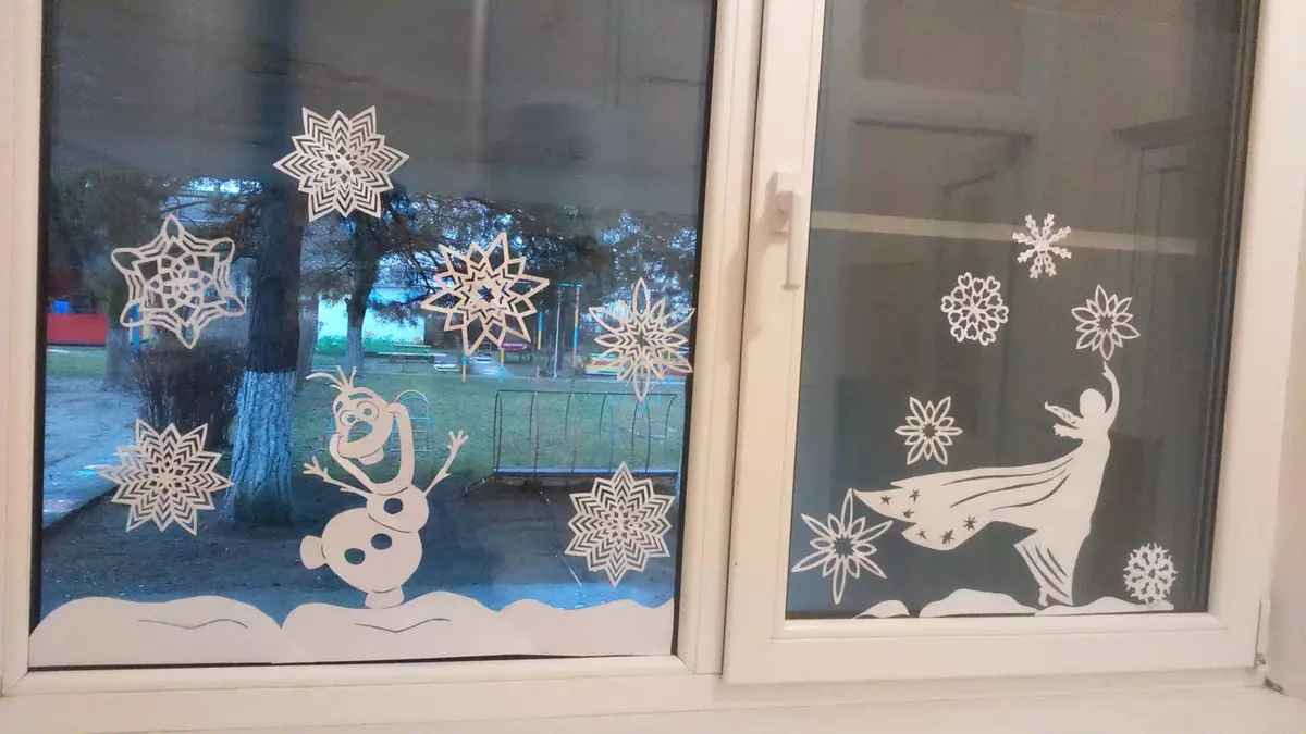 Comment faire une décoration d'une nouvelle année dans toute la fenêtre?
