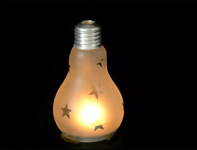 اسباب بازی های سال نو از لامپ های لامپ آن را خودتان انجام دهید