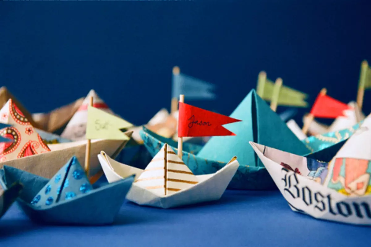 Origami Paper Boat พร้อมรูปแบบ: วิธีการทำเสาที่มีใบเรือและท่อสำหรับเด็ก