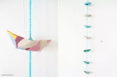 Vaixell de paper d'origami amb un esquema: com fer un pal amb veler i canonades per a nens