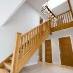 लकड़ी की सीढ़ियों के प्रकार और फायदे [चरण प्रदर्शन विकल्प]