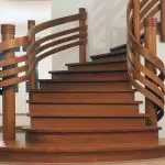 Види і переваги дерев'яних сходів [варіанти виконання ступенів]