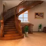 Types et avantages des escaliers en bois [Options de performance de la scène]
