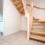 Tipos y ventajas de las escaleras de madera [Opciones de rendimiento en etapa]