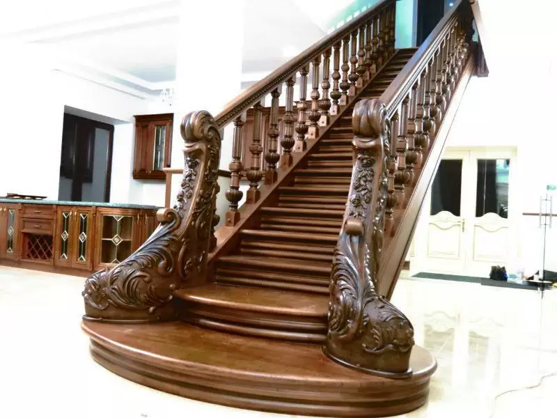 Cầu thang gỗ với chạm khắc