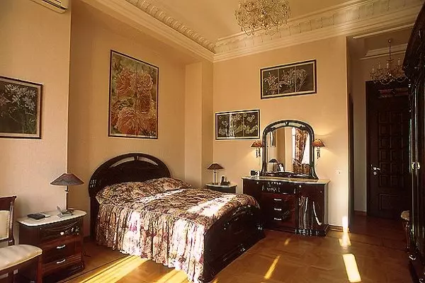 Декоративни гипс опции во спалната соба со фотографии