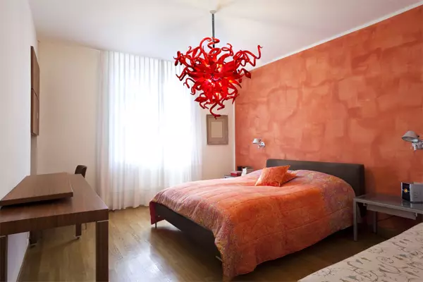Decoratieve pleisteropties in de slaapkamer met foto's