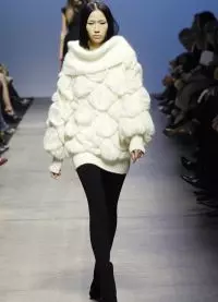 Λευκό πουλόβερ μεγάλων βελόνων πλεξίματος: Γυναίκα και αρσενική επιλογή με φωτογραφία