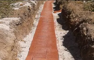 Hur man skyddar kabeln till en gräv från mekanisk skada
