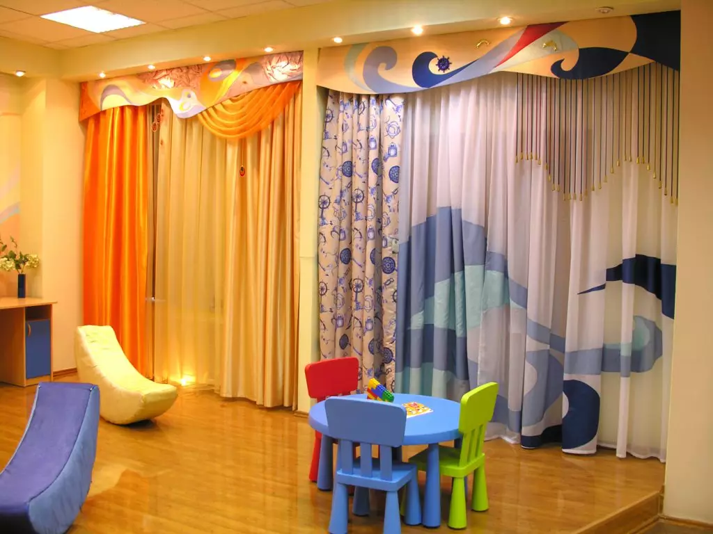 Deseño de fiestras na sala dos nenos: boas regras de deseño