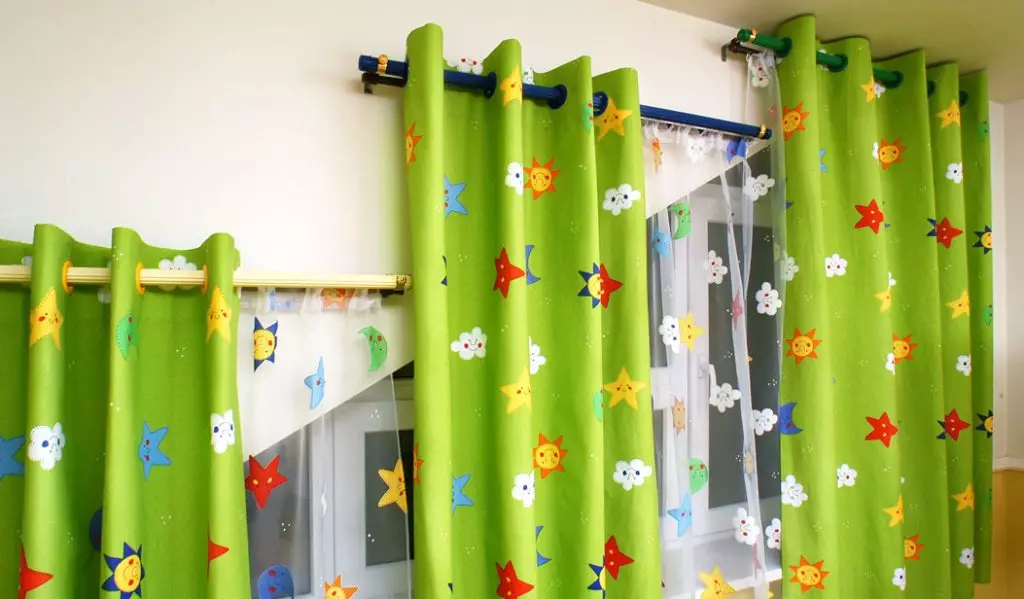 Oblikovanje oken v otroški sobi: dobra pravila oblikovanja