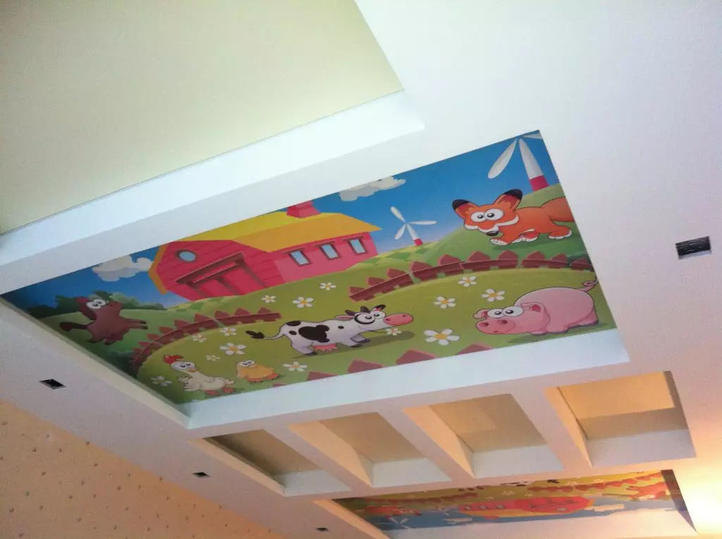 Soffitto contemporaneo nei bambini: superfici del soffitto e tecniche di design