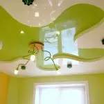 Plafond contemporain chez les enfants: surfaces de plafond et techniques de créateurs