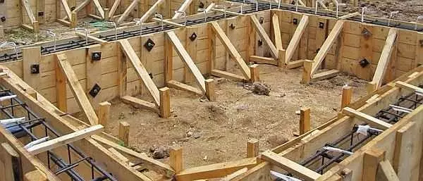 Formwork för Foundation: Hur man gör och installerar + sätt att spara