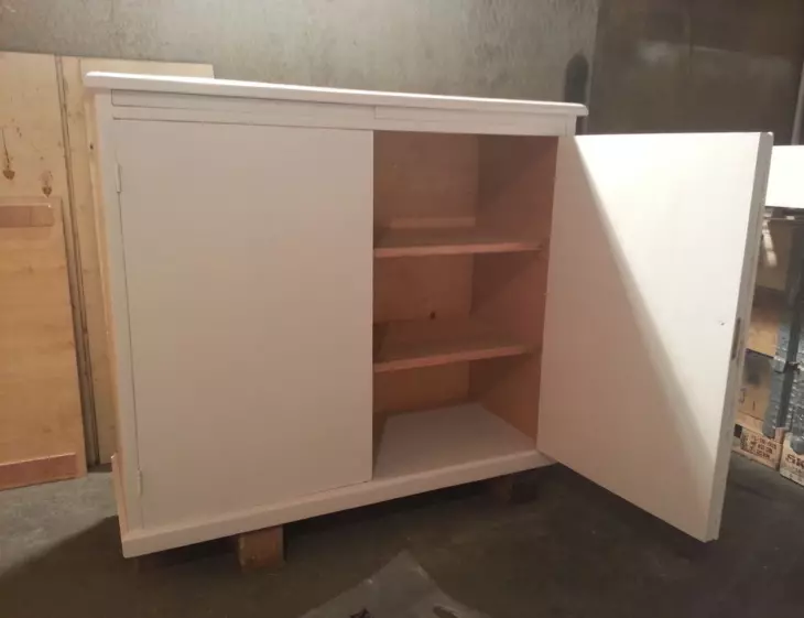 Pittura di prodotti in legno: tavolo mobile e pareti fai da te