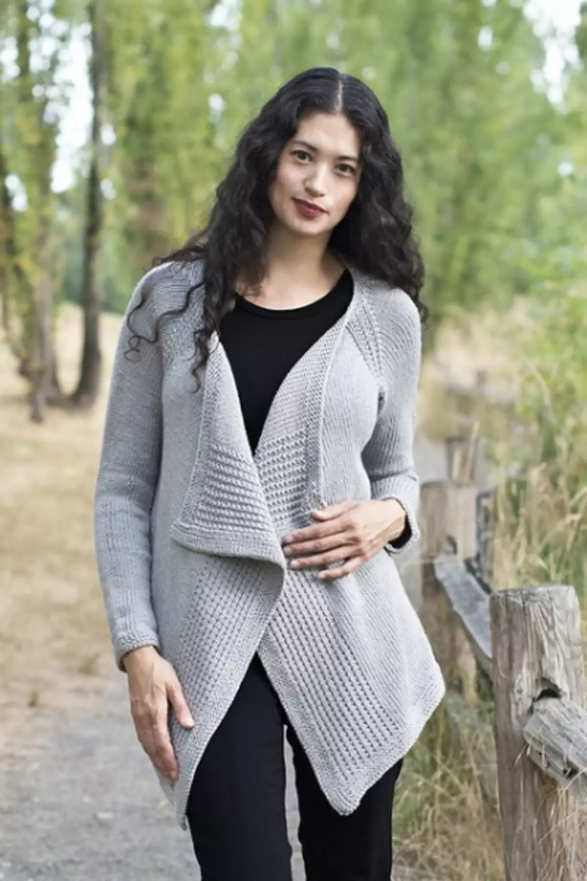 Asymmetrical cardigan knitting: kilasy master stud-by-dingana miaraka amin'ny modely