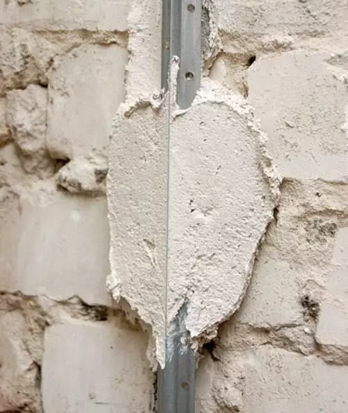 灯台の取り付け方法石膏の下の壁に軽量の適切な設置