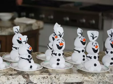 Ma-snowmen a nang le matsoho a bona. Likarolo tse hlano tsa master
