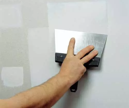 Bagaimana untuk memecahkan kertas dinding di dinding bercat putih dan menyediakan permukaan?