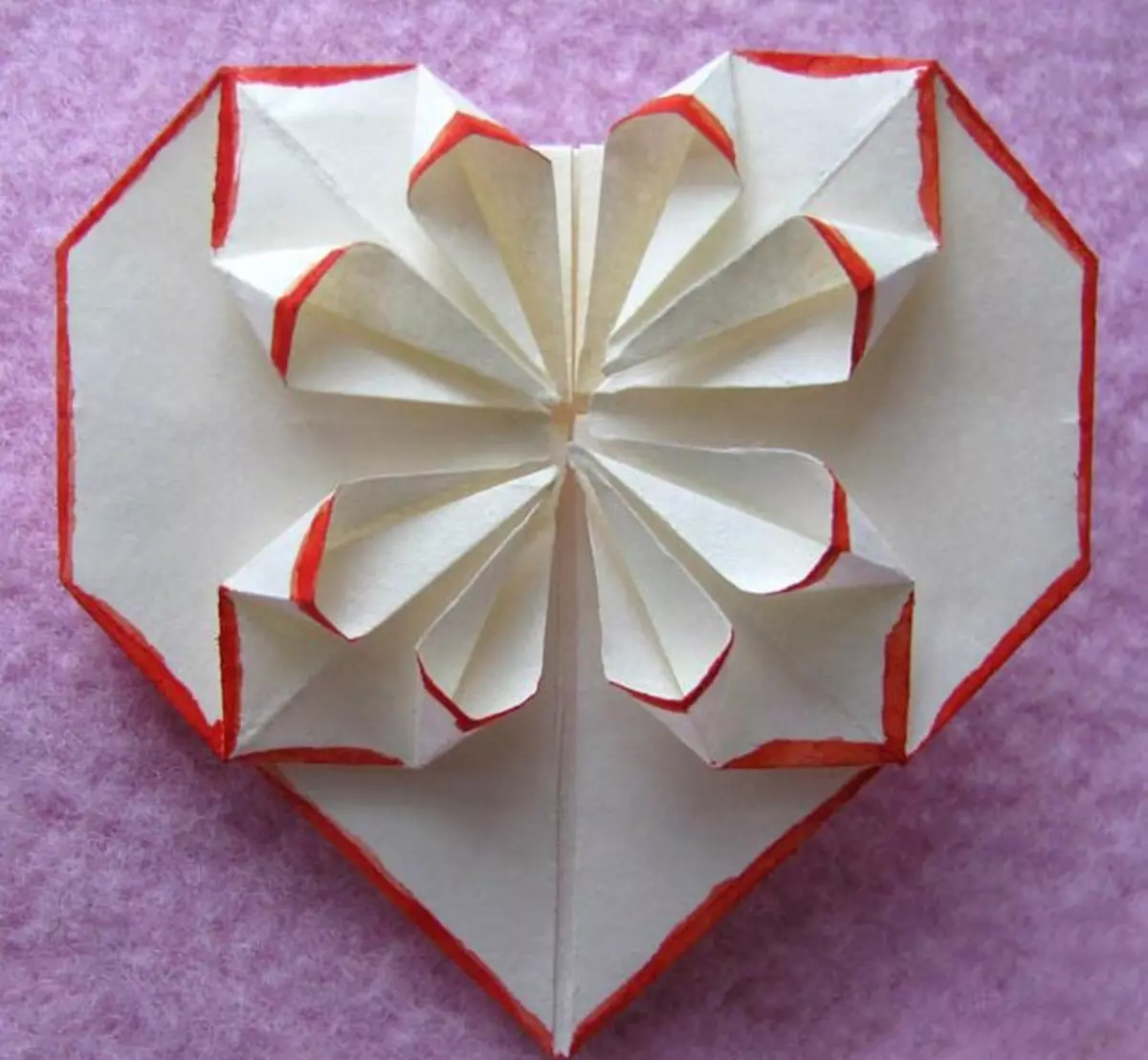 Թղթի սիրտը Origami. Ինչպես կատարել սխեմայով եւ տեսանյութով