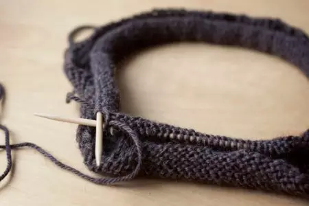 Knitting ຫມວກຜູ້ຍິງແລະຜ້າພັນຄໍ -Lay Knitting Chapets