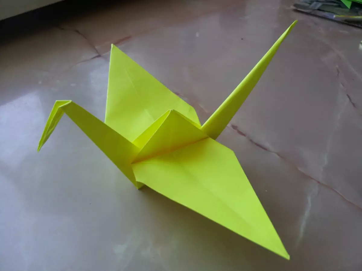 Origami Zhuravlik z papiera s vlastnými rukami: Schéma s fotografiou a videom