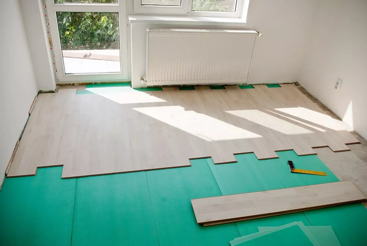 Wat gebeurt er als je een laminaat legt voor een ongelijke vloer?
