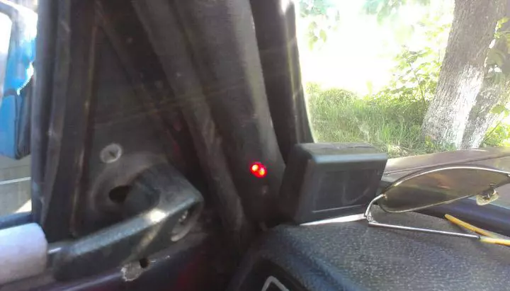 Simulator de alarmă în mașină cu propriile mâini