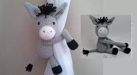 Gestrickter Esel - Abholung für Vorhänge in einem Kindergarten