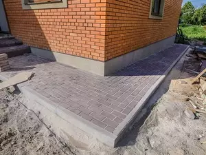 Hogyan lehet egy vak területet a ház körül a saját kezével: eszköz beton, puha, videó