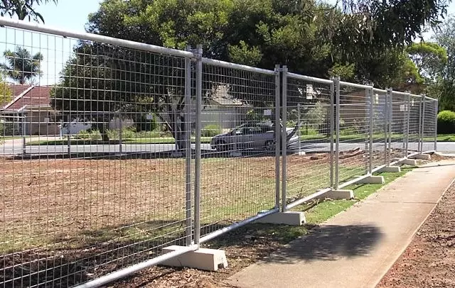 Điều gì làm cho hàng rào tạm thời trên một âm mưu trong một thời gian xây dựng?