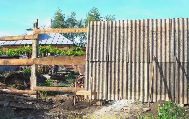 Apa yang membuat pagar pagar sementara di plot untuk tempoh pembinaan?