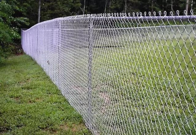 Qu'est-ce qui fait une clôture temporaire sur un terrain pour une période de construction?