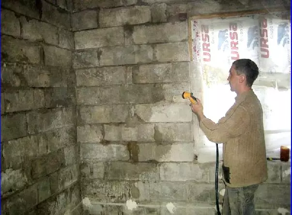 Qué producir la decoración interna de las paredes de los bloques de espuma.