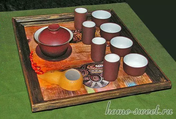 Meja teh dengan tangan mereka sendiri (dulang untuk upacara teh)
