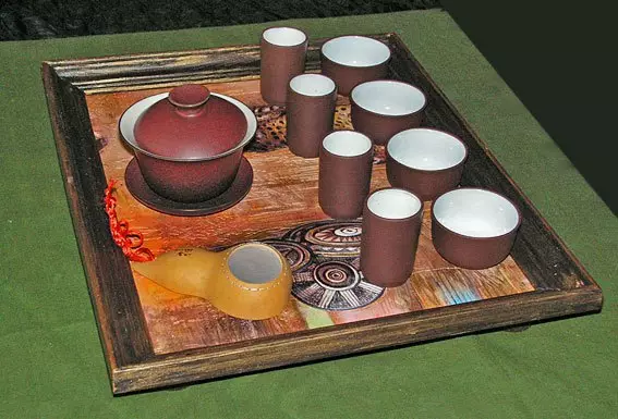 Table à thé avec leurs propres mains (un plateau pour une cérémonie de thé)