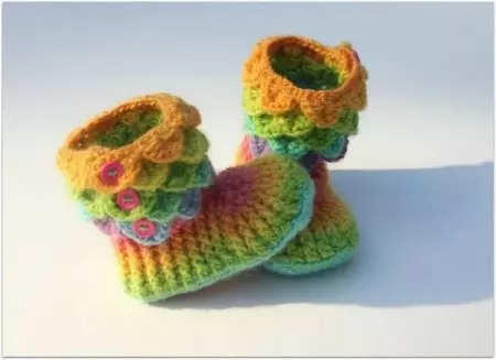 Schéma de tricot avec bottes de tricot pour l'hiver