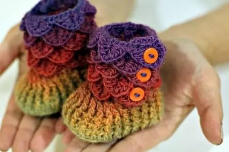 Esquema de tricô com botas de tricô para o inverno