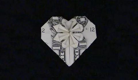 Origami z peněz: tričko s kravatou a květinami s diagramem a videem