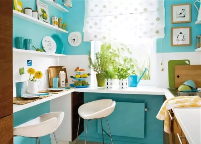 Menggunakan wallpaper biru di dapur