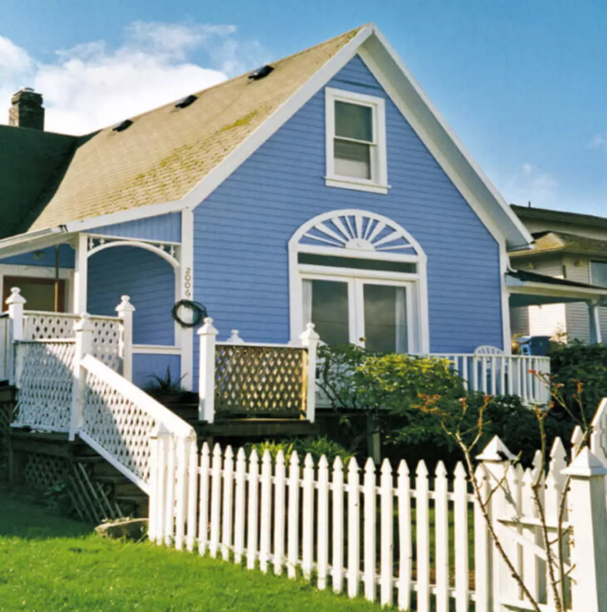 Покрасить дом снаружи цвета фото. Окрашенные фасады домов. Покрашенный дом. Крашеный фасад дома. Красить дом.