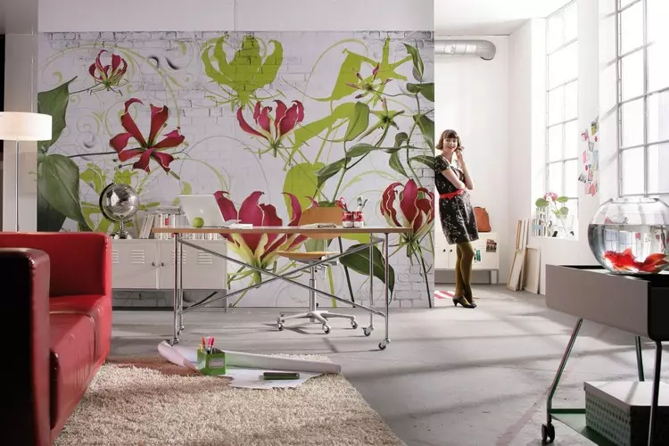 牆壁壁畫在室內：牆上的100張花卉印花的照片