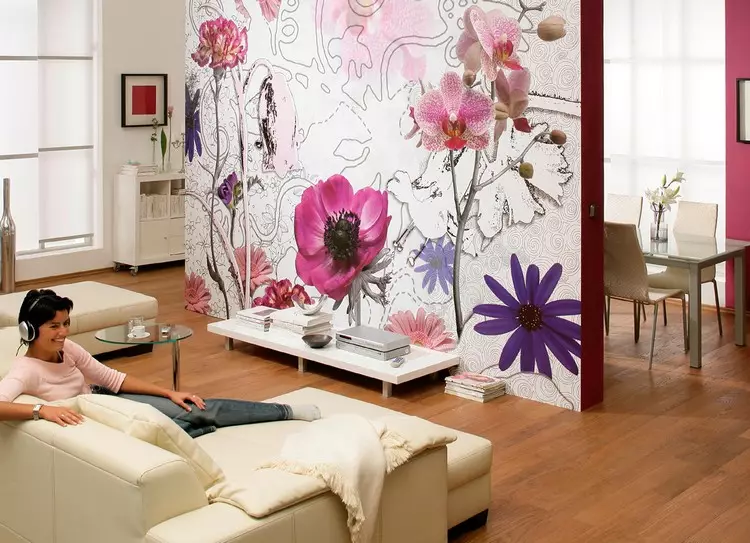 墙壁壁画在室内：墙上的100张花卉印花的照片