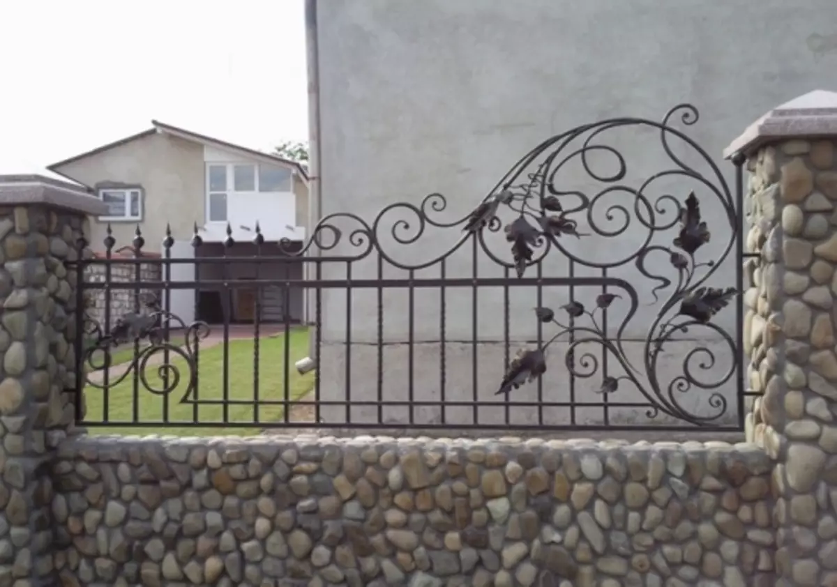 Pagar palsu - pilihan reka bentuk, Foto pagar dan pintu dengan memalsukan elemen