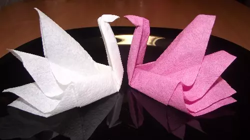 Schémas origami de serviettes de serviettes sur bureau: classe de maître avec photo et vidéo