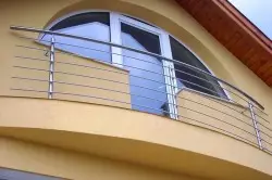 Balkoni mu kazu hamwe n'amaboko yawe (ifoto)
