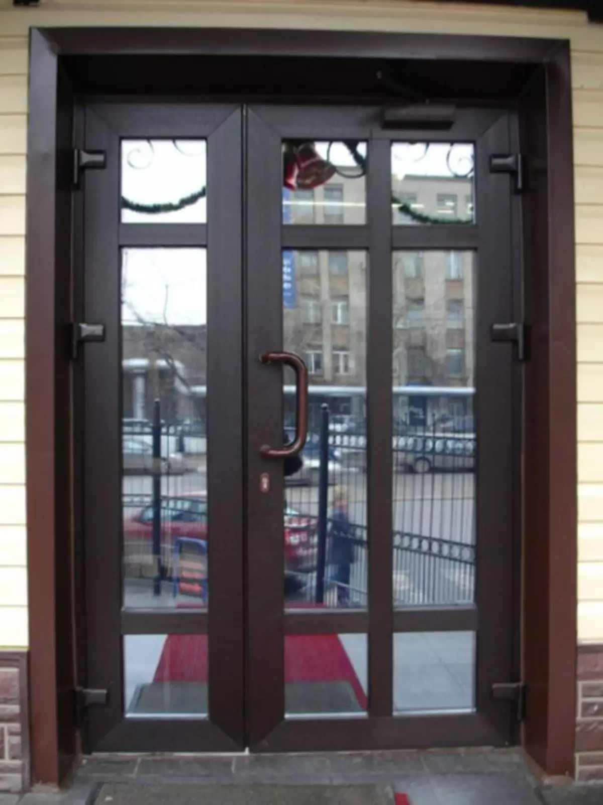 შესასვლელი პლასტიკური კარები: ფოტო კერძო სახლებში